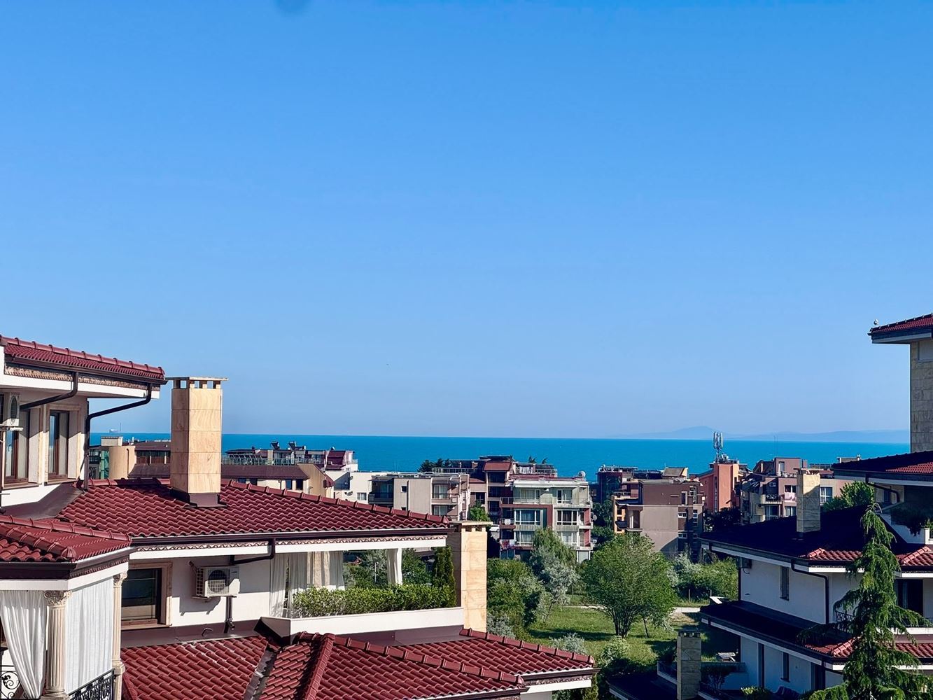 Prostorný třípokojový apartmán s panoramatickým výhledem na moře v prestižním komplexu v Nesebaru – komfort, prostor a působivé výhledy