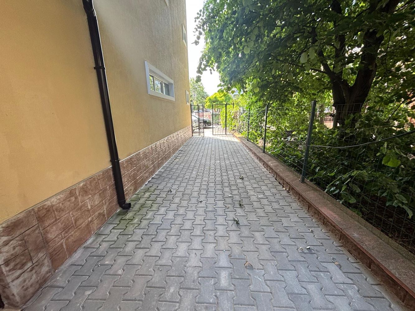 Prostorný apartmán s jednou ložnicí v Ravdě, 200 m od pláže – bez poplatku za údržbu a připravený k nastěhování