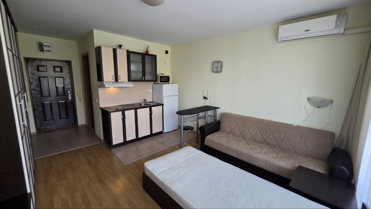 Praktické a útulné studio na Slunečném pobřeží – komfort a klid s výhledem na bazén