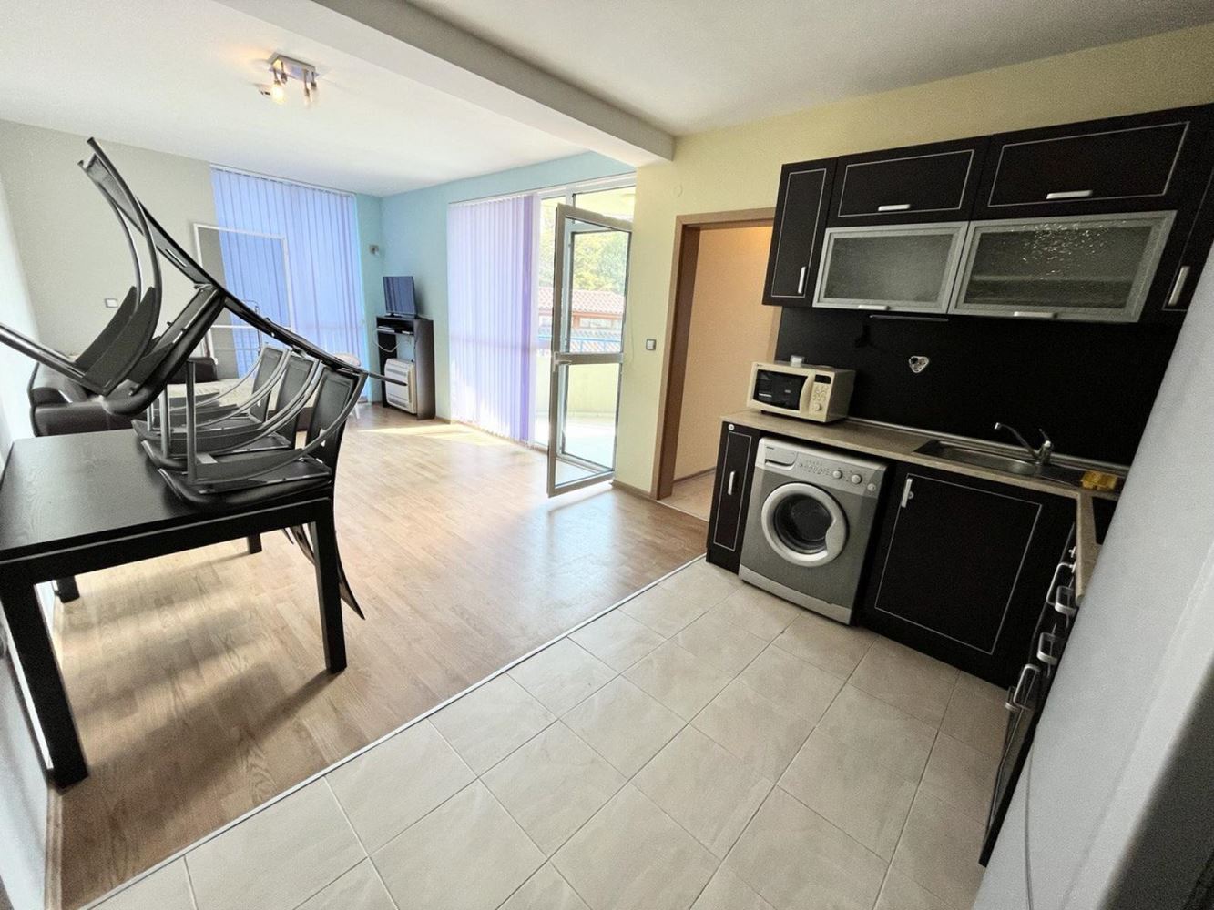 Prostorný apartmán s jednou ložnicí a výhledem na bazén ve skvěle udržovaném komplexu v Pomorie