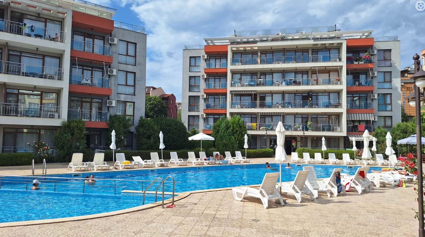 Apartmán s jednou ložnicí v první linii u moře ve Svatém Vlasu – útulná nemovitost s výhledem na bazén a moře
