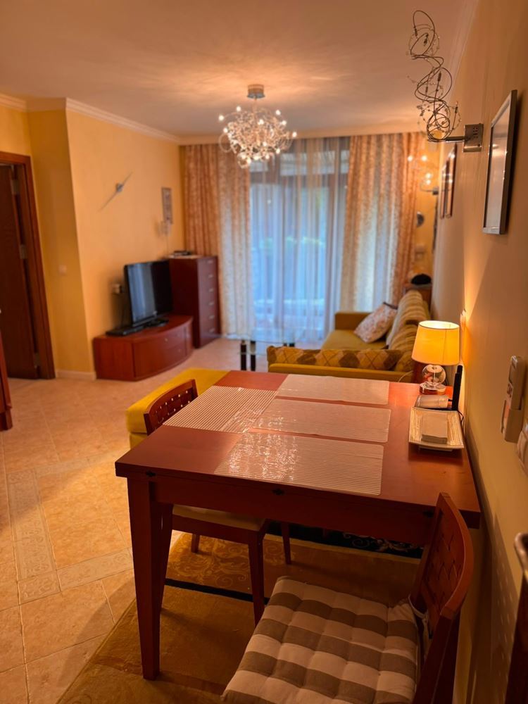 Apartmán se dvěma ložnicemi a výhledem na moře mezi borovicemi – luxus a klid přímo u moře v Sozopolu