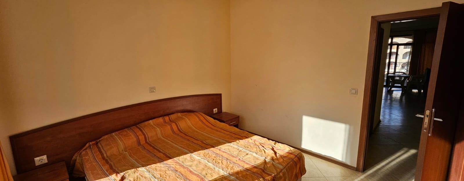 Prostorný apartmán s jednou ložnicí s výhledem na bazén – zařízený, s Aktem 16 a připravený k nastěhování