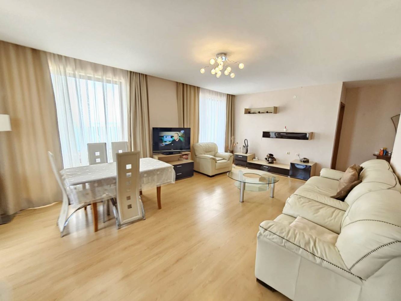 Sveti Vlas – apartmán se třemi ložnicemi s přímým panoramatickým výhledem na moře v komplexu na první linii
