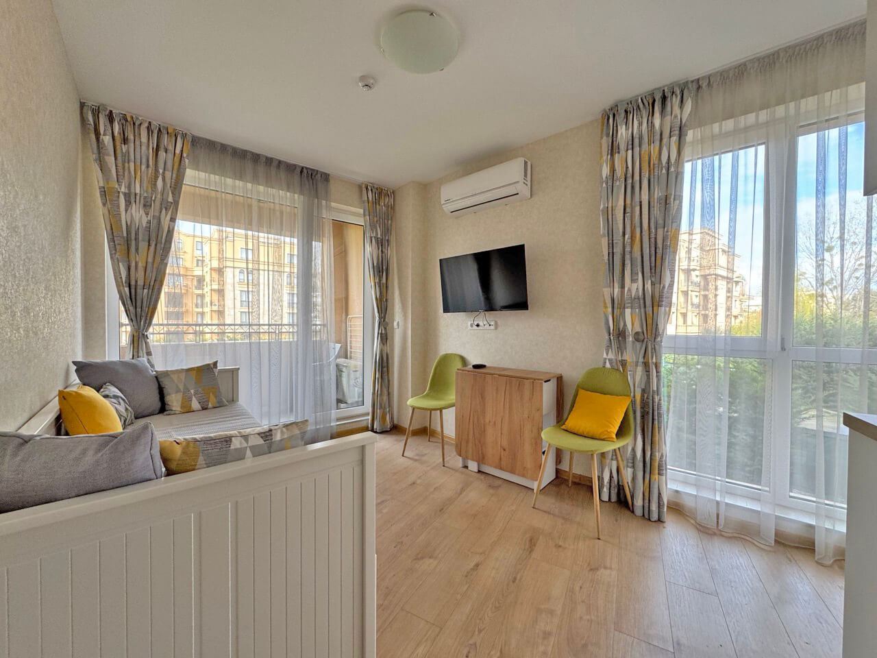 Světlé studio v luxusním komplexu – skvělý komfort u bazénu