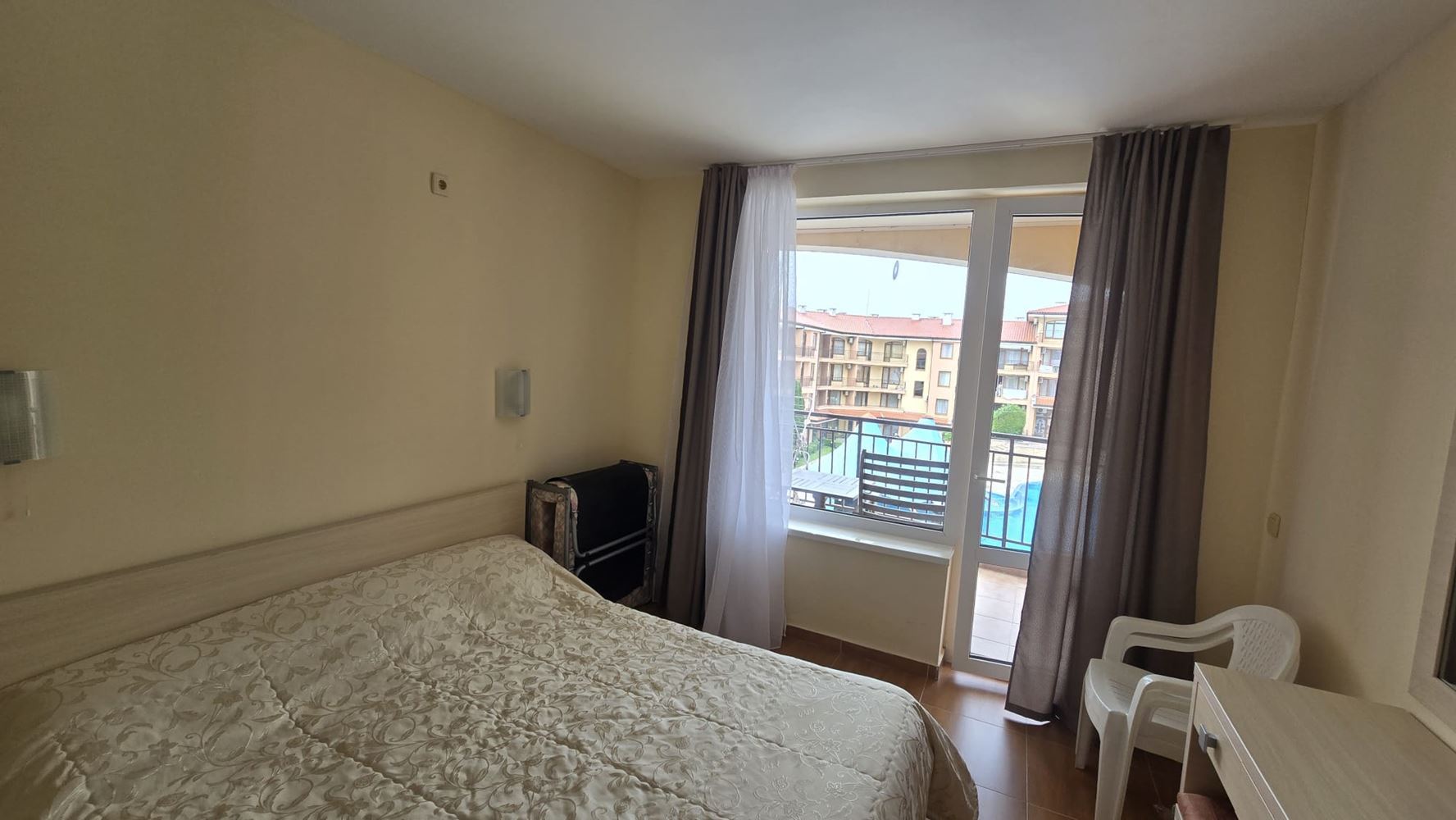 Dvoupokojový apartmán s výhledem na bazén v Svatém Vlasu – jen pár metrů od moře