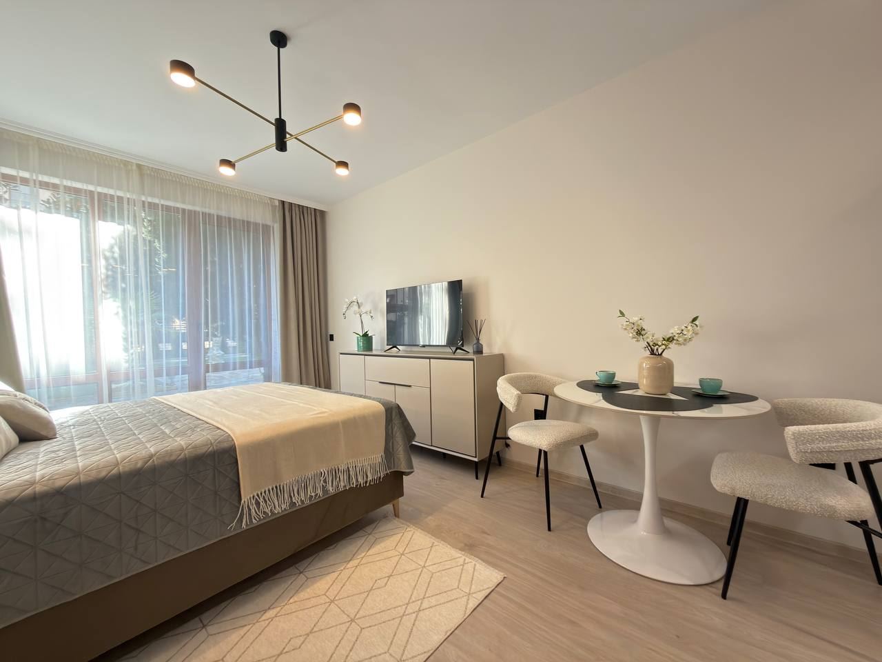 Stylový a útulný apartmán s přímým vstupem k bazénu – moderní studio v uzavřeném komplexu 300 m od moře