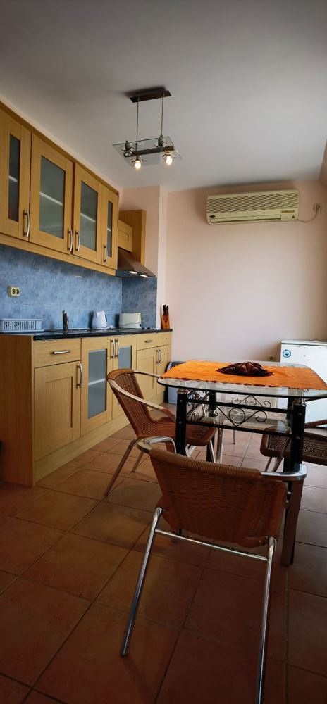 Prostorný třípokojový byt v nejvyšším patře v Slunečném pobřeží — komfort, styl a zelená harmonie u moře