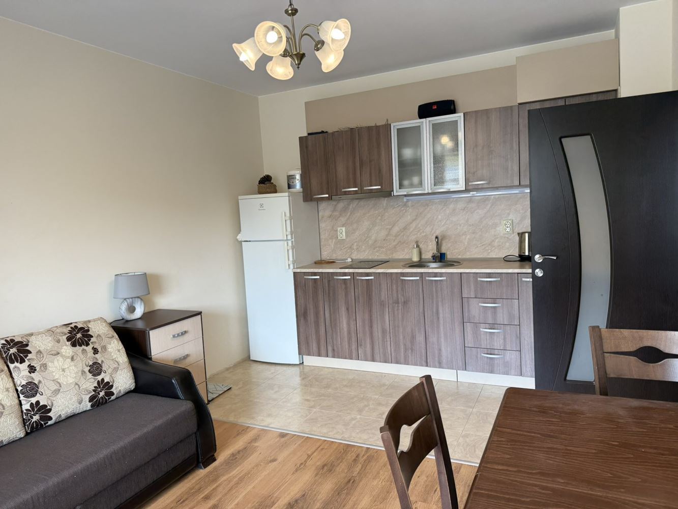 Stylový byt s jednou ložnicí v moderním komplexu v Ravdě – výborná investice blízko moře