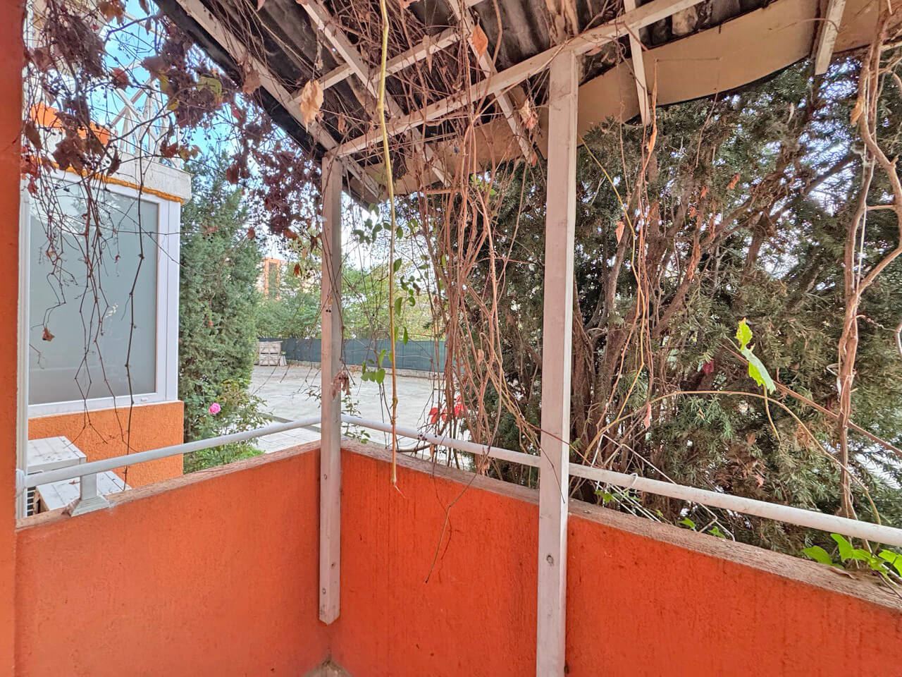 Slunečný břeh: komfortní přízemní studio s balkonem v komplexu s bazénem a ostrahou