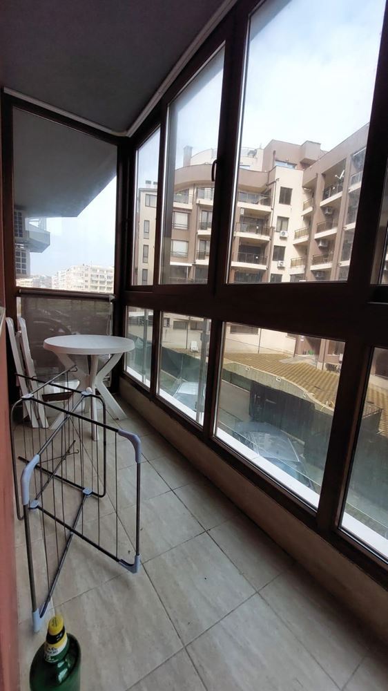 Zařízené studio ve Starém Městě Pomorie – 100 m od moře, s velkým zaskleným balkonem a výbornou polohou