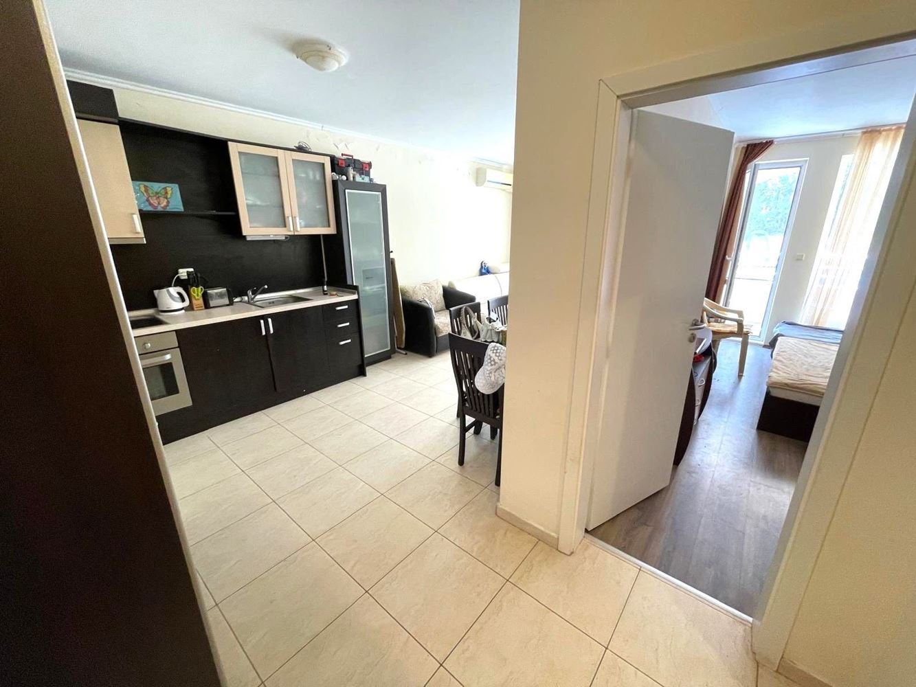 Velký apartmán s jednou ložnicí 100 metrů od pláže v Pomorie s přímým přístupem k bazénu