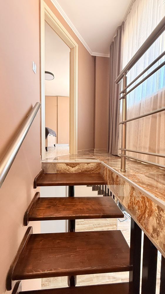 Luxusní mezonet se třemi ložnicemi v srdci Slunečného Pobřeží – prostor, styl a komfort na dvou úrovních