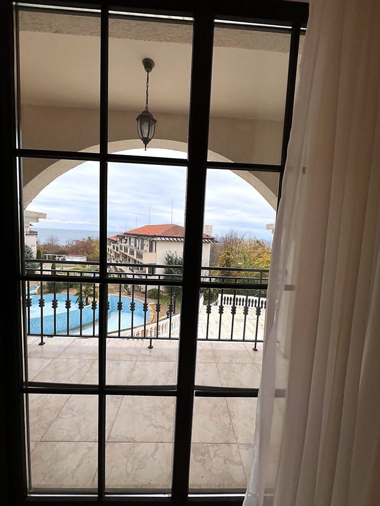 Jedinečný apartmán se dvěma ložnicemi, panoramatickým výhledem na moře a bazén, v první linii u moře v Obzoru