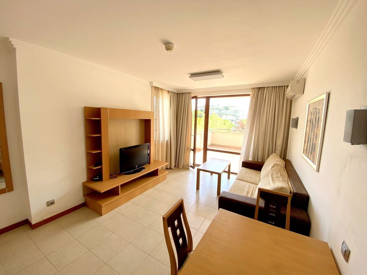 Dvoupokojový byt (s jednou ložnicí) v první linii u moře v Ravda – luxus, příroda a výhled na bazén