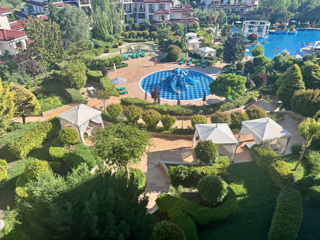 Prostorný třípokojový apartmán s panoramatickým výhledem na moře v prestižním komplexu v Nesebaru – komfort, prostor a působivé výhledy