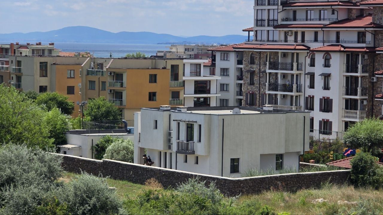 Prostorný apartmán se dvěma ložnicemi s částečným výhledem na moře v prestižním komplexu v Nesebaru – připravený pro své nové majitele