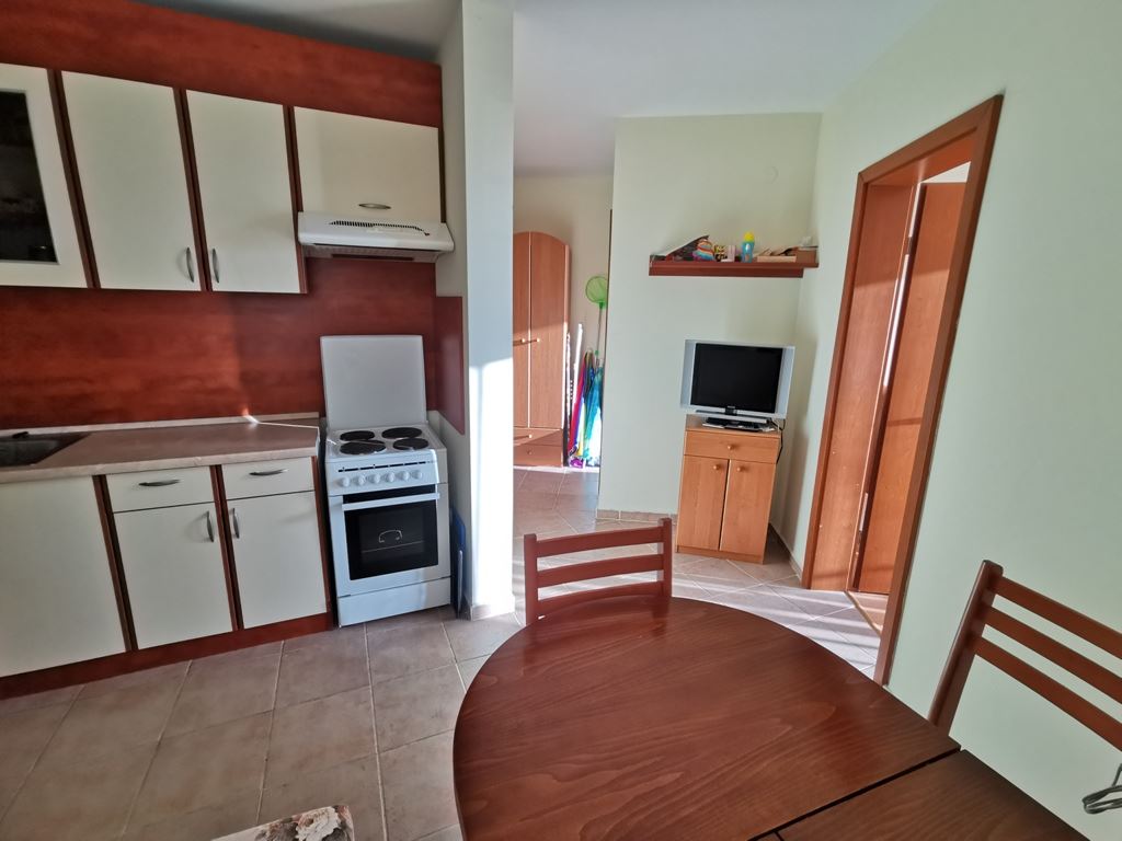 Byt se dvěma ložnicemi s výhledem na moře a soukromou pláží v prestižním komplexu ve Svatém Vlasu