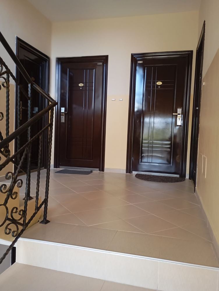 Plně zařízený dvoupokojový apartmán 200 m od pláže v Ravdě – klid, zeleň a komfort v menším komplexu