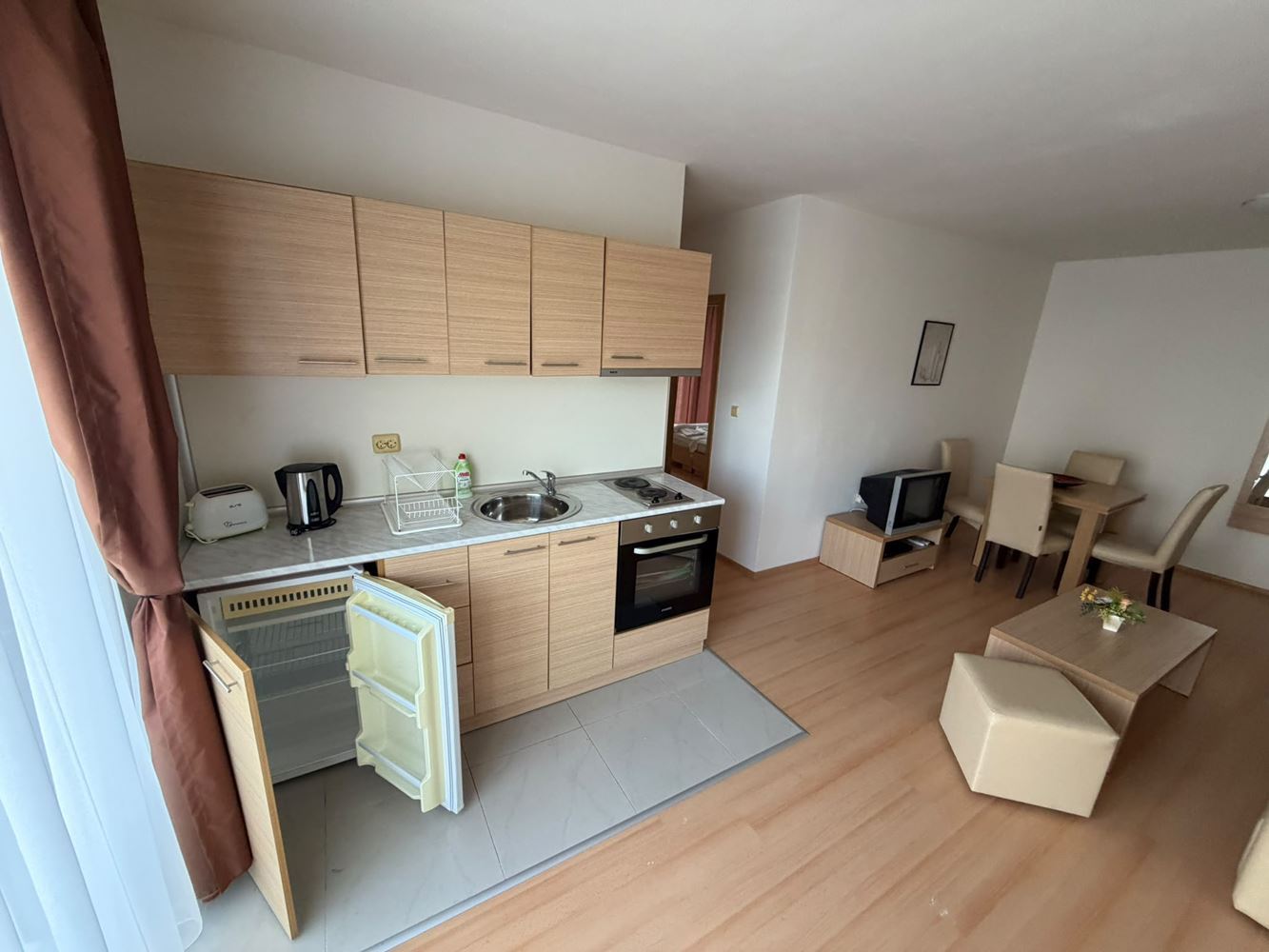 Prostorný apartmán se dvěma ložnicemi s výhledem na moře a hory v krásném uzavřeném komplexu u moře