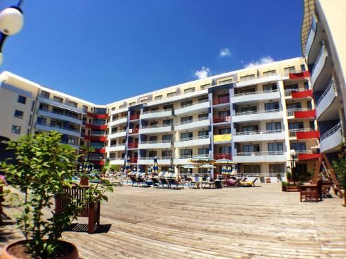 Prostorný apartmán s jednou ložnicí v top lokalitě v srdci Slunečného pobřeží