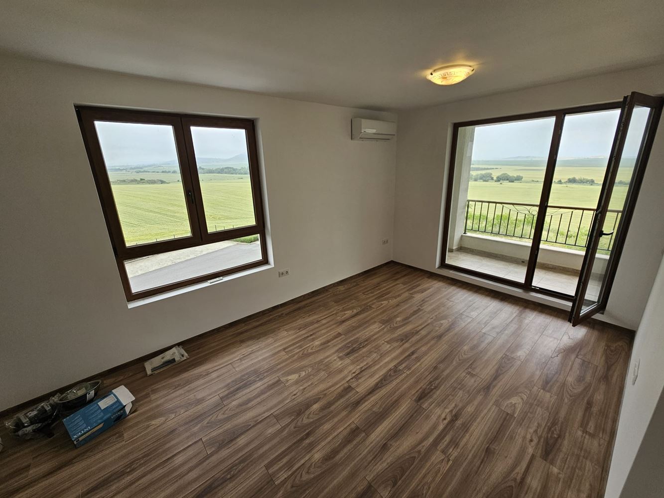 Dvoupokojový apartmán s panoramatickým výhledem v klidném komplexu u Aheloy