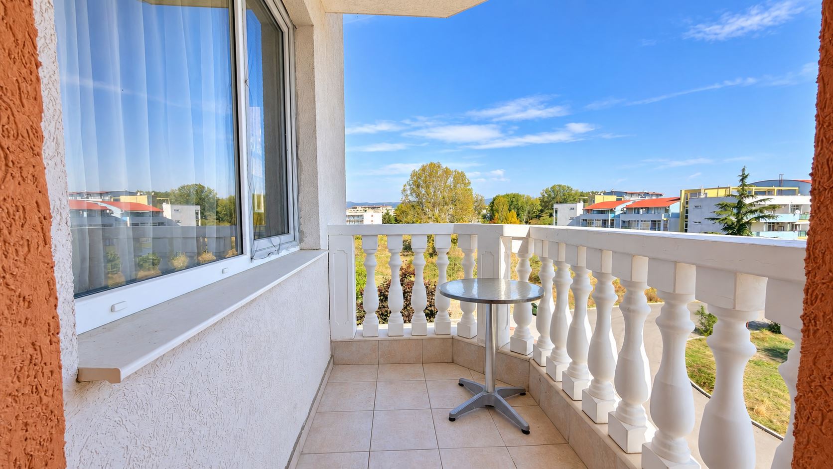 Útulný menší apartmán s jednou ložnicí v komplexu s bazénem a nepřetržitou ostrahou