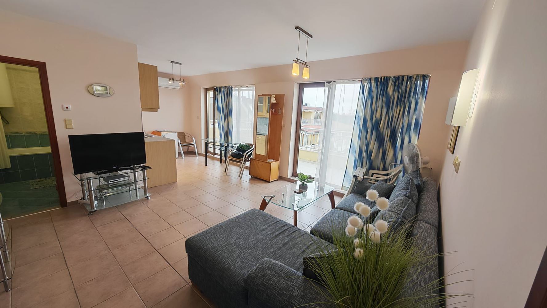 Prostorný třípokojový byt v nejvyšším patře v Slunečném pobřeží — komfort, styl a zelená harmonie u moře