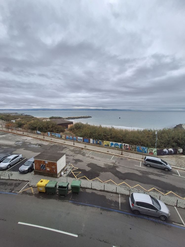 Byt 2+1 v první linii u moře s panoramatickým výhledem a prostornou terasou