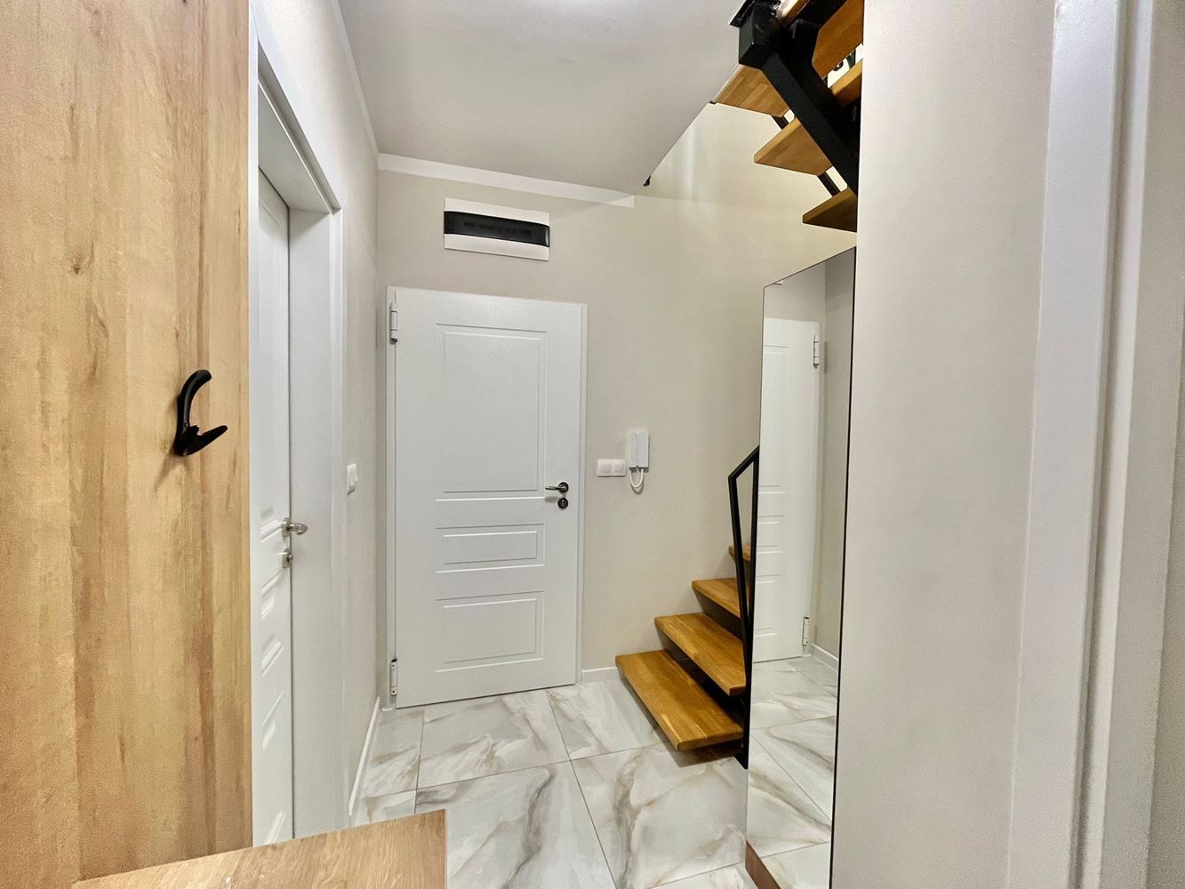 Luxusní apartmán se dvěma ložnicemi na dvou úrovních v srdci Ravdy – novostavba s bazénem a prémiovým komfortem