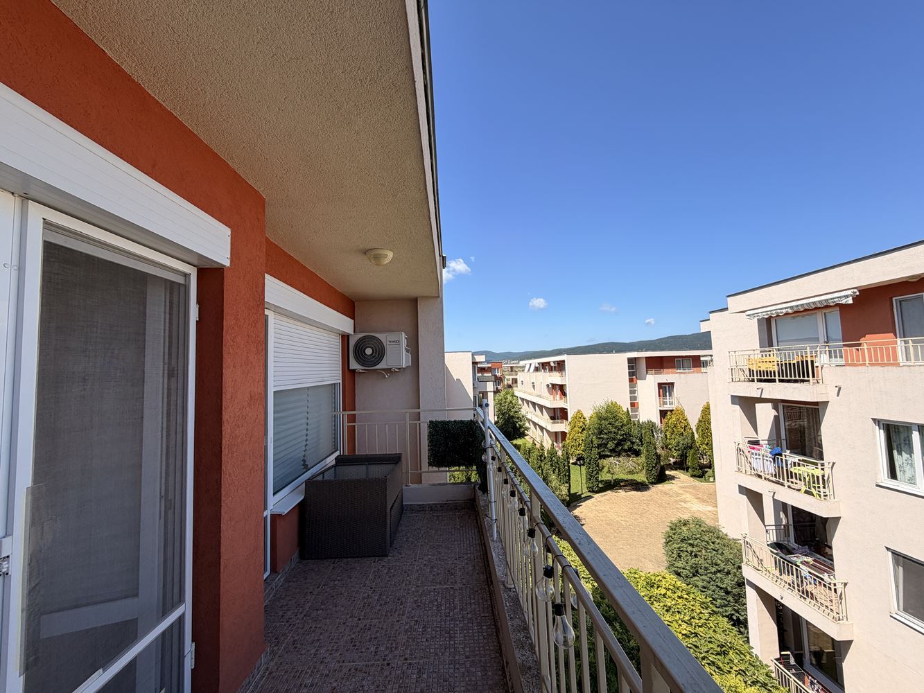 Útulný apartmán s jednou ložnicí v Slunečném pobřeží – krásný výhled na bazén a vynikající komplex pro odpočinek a investici