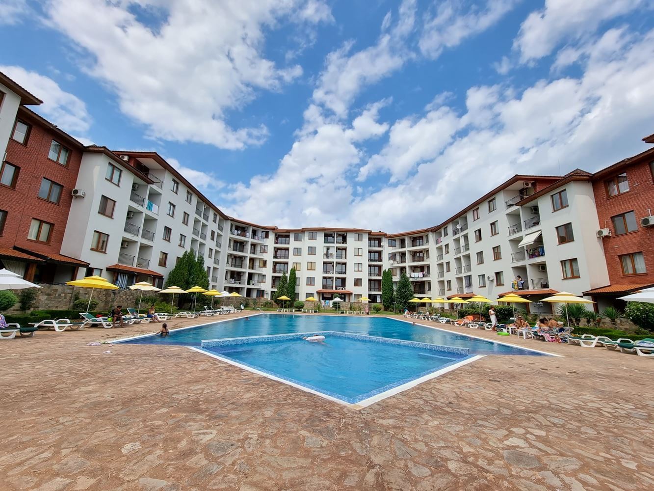 Apartmán se dvěma ložnicemi a výhledem na bazén v Nesebaru – prostor, komfort a výborná lokalita pouhých 300 metrů od moře