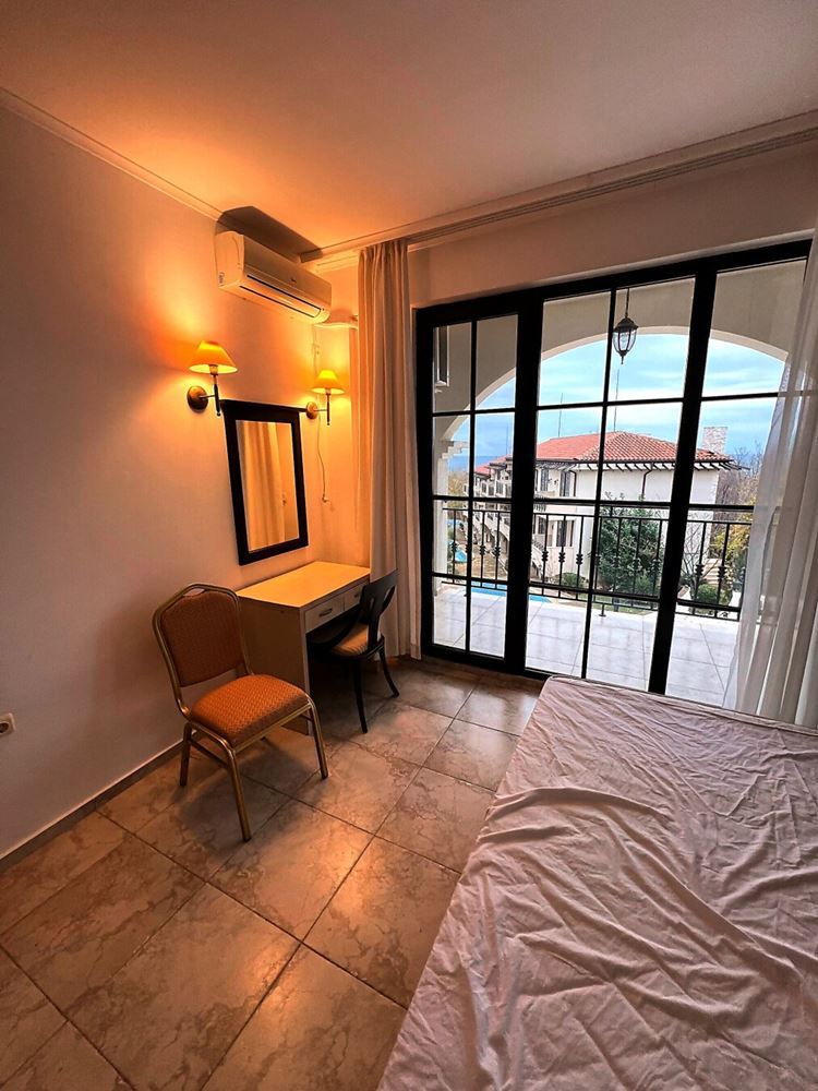 Jedinečný apartmán se dvěma ložnicemi, panoramatickým výhledem na moře a bazén, v první linii u moře v Obzoru