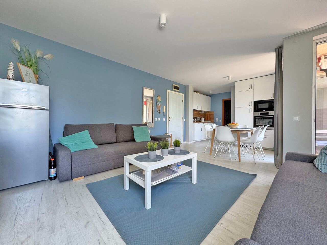 Stylový apartmán s jednou ložnicí v prestižním komplexu na Slunečném pobřeží – kompletně zrekonstruovaný a připravený k užívání
