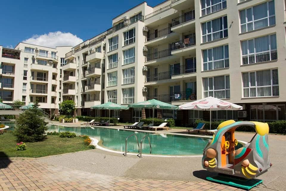 Prostorný apartmán s jednou ložnicí na Slunečném pobřeží – komfort, zeleň a skvělé zázemí v moderním komplexu