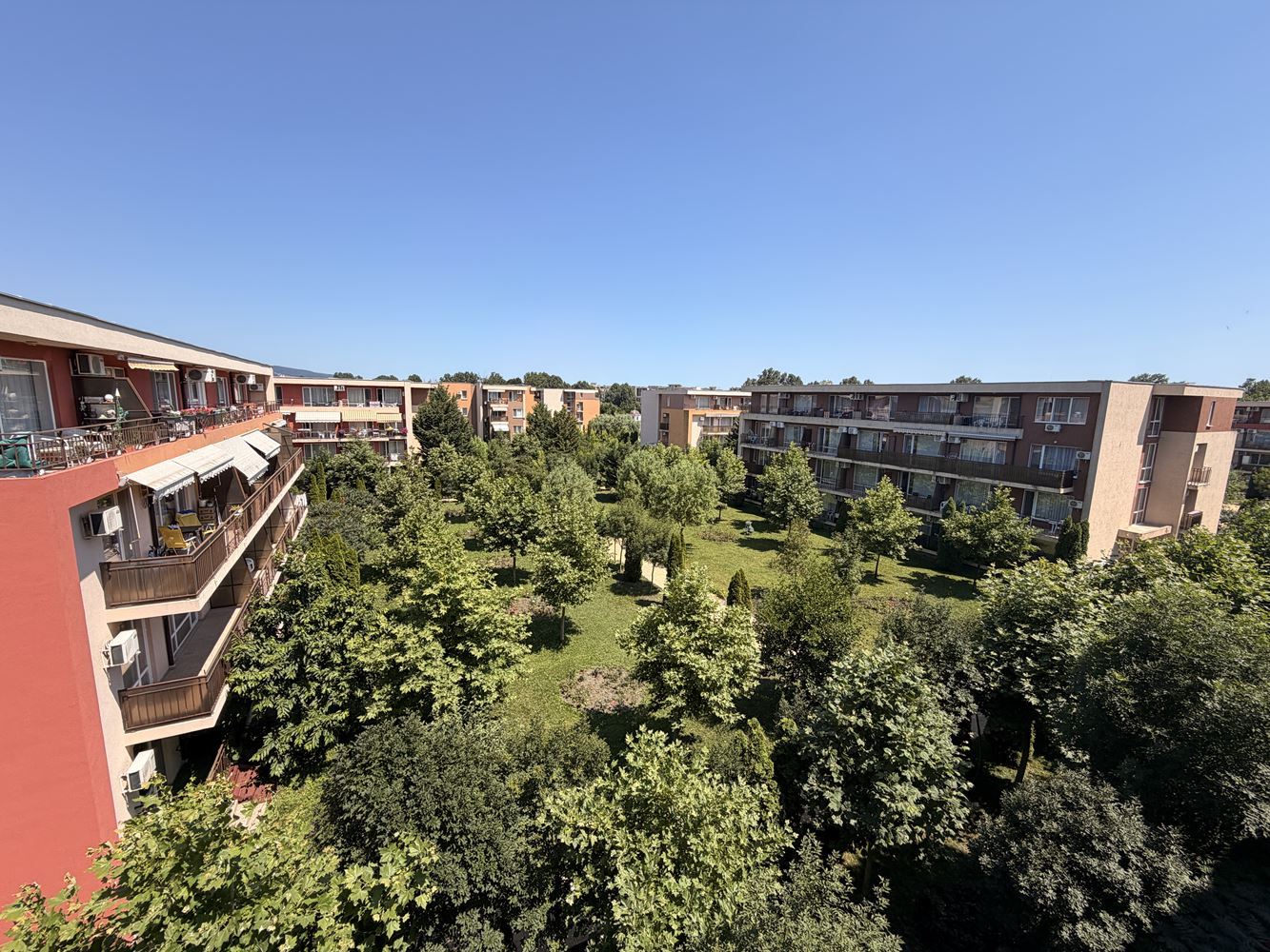 Prostorný apartmán se dvěma ložnicemi ve Slunečném pobřeží – panoramatický výhled a klidná lokalita