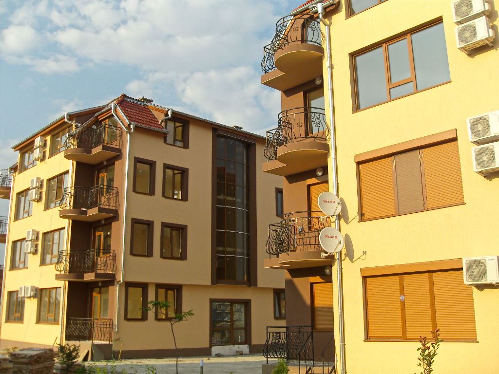 Plně zařízený dvoupokojový apartmán 200 m od pláže v Ravdě – klid, zeleň a komfort v menším komplexu