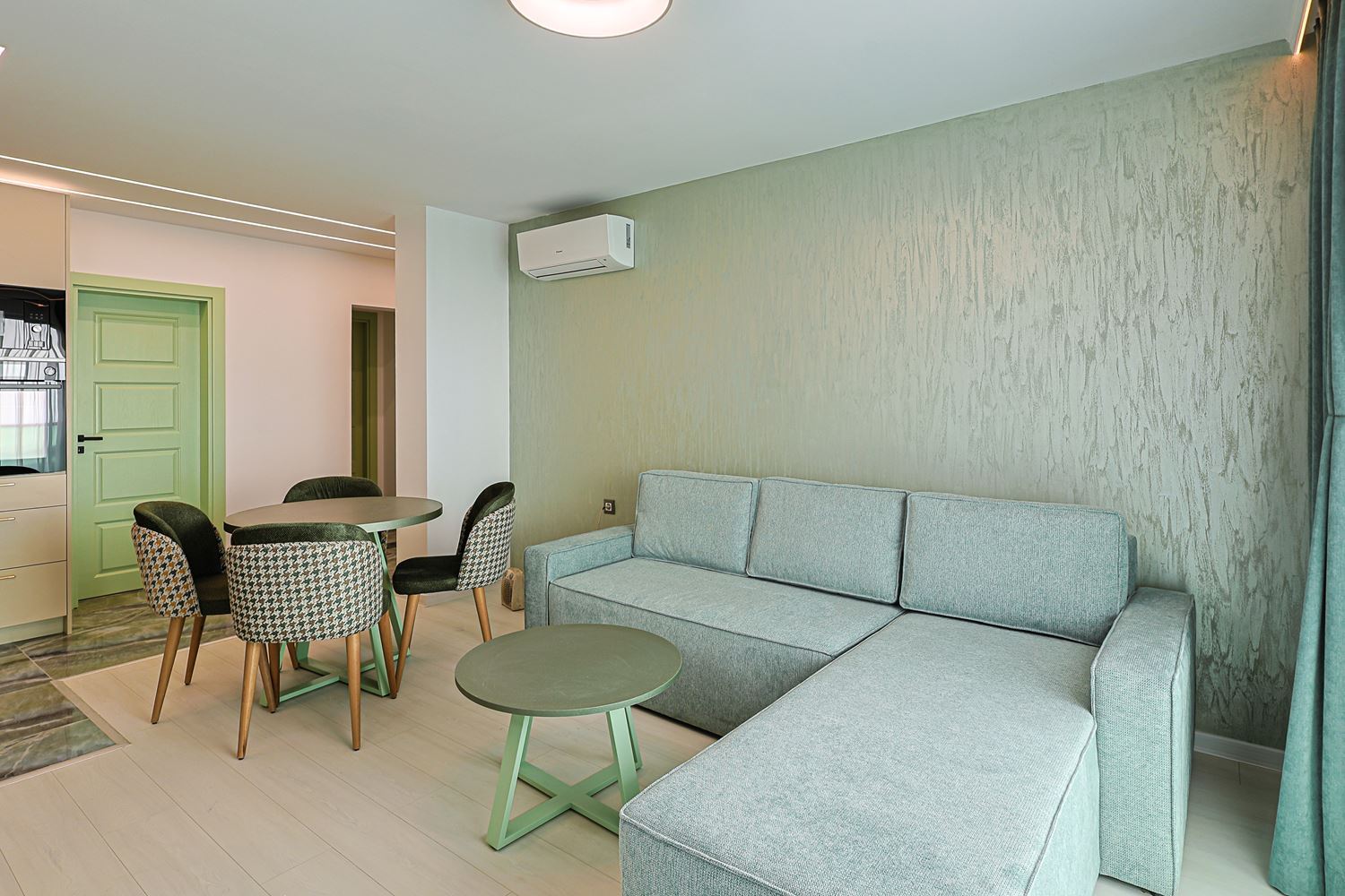 Apartmán se dvěma ložnicemi a panoramatickým výhledem na moře v klidném zeleném komplexu ve Slunečném pobřeží