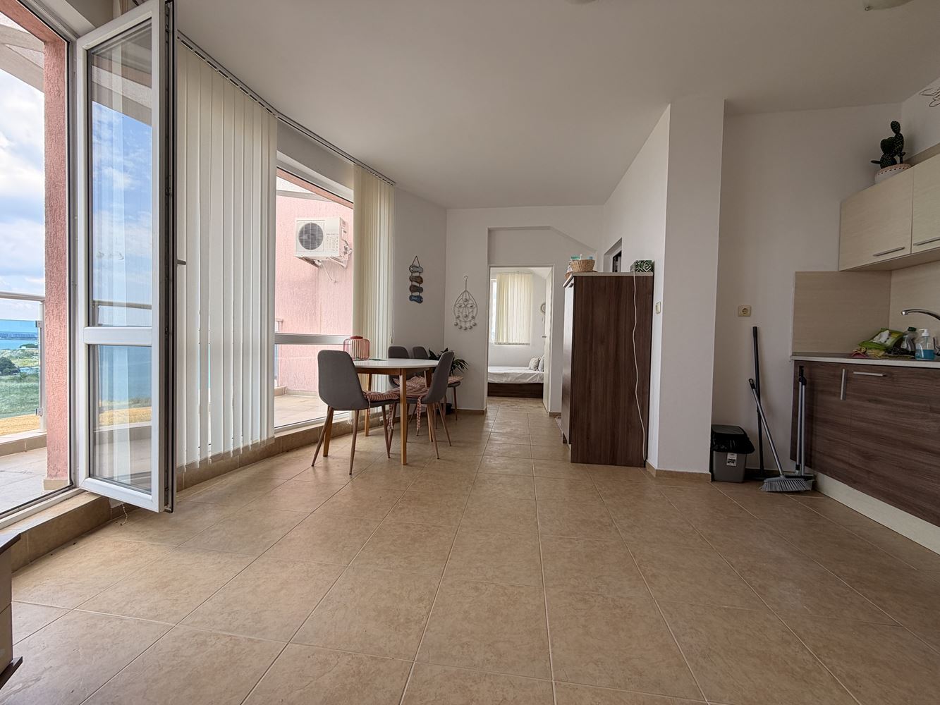 První linie u moře s nádherným panoramatickým výhledem – prostorný byt s jednou ložnicí a dvěma terasami