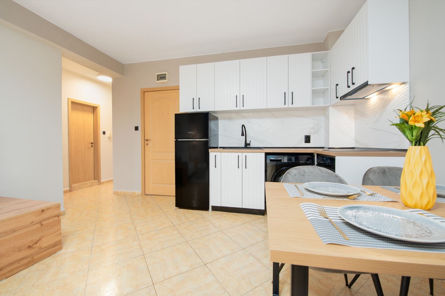 Stylově zrekonstruovaný byt se dvěma ložnicemi v udržovaném komplexu v Slunečném pobřeží – komfort, klid a výborná lokalita