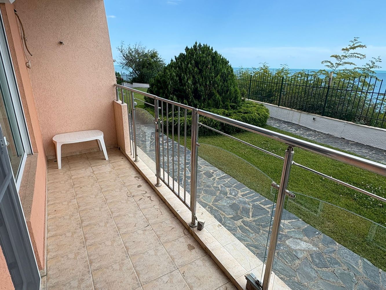 2pokojový apartmán s přímým výhledem na moře ve Svatém Vlasu – komfort, klid a resortový životní styl