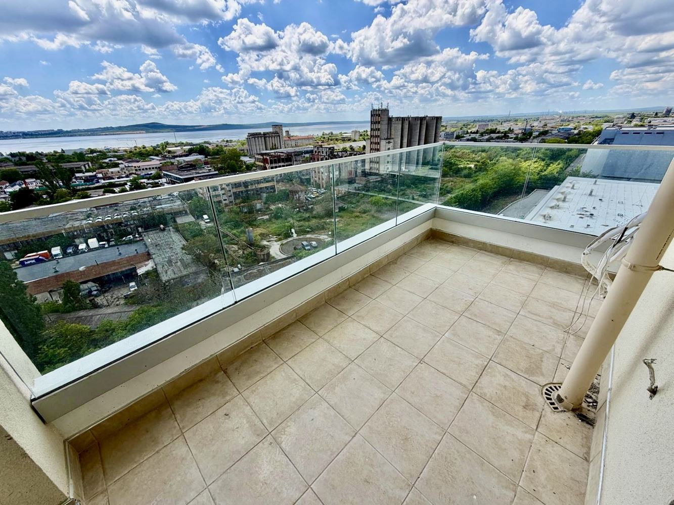 Moderní apartmán se dvěma ložnicemi a výhledem na jezero v Burgasu. S parkovacím místem!