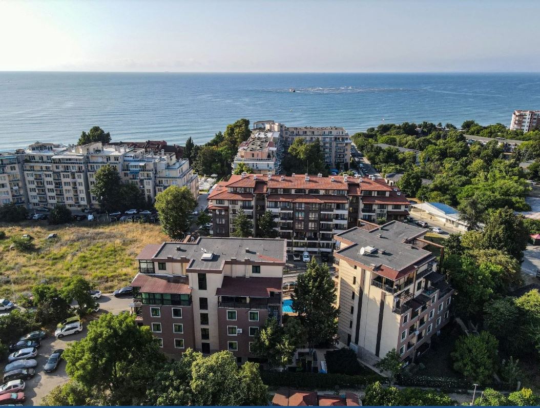 Prostorný mezonetový apartmán s panoramatickou terasou v Ravdě – skvělá volba pro bydlení, odpočinek nebo investici