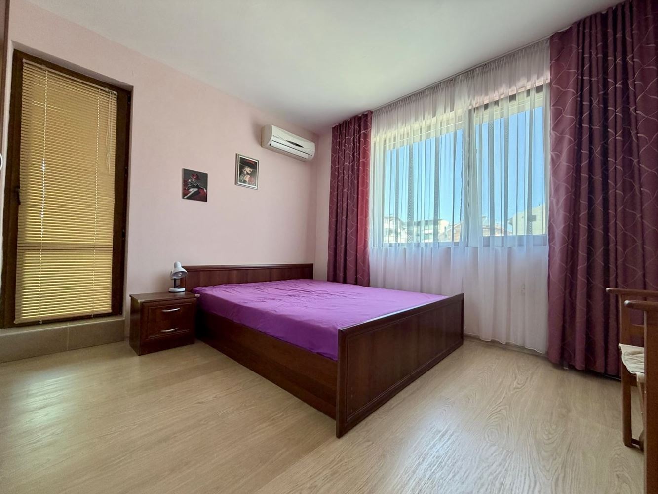 Sarafovo – prostorný apartmán s jednou ložnicí, Aktem 16, minimálním poplatkem za údržbu a kompletním vybavením
