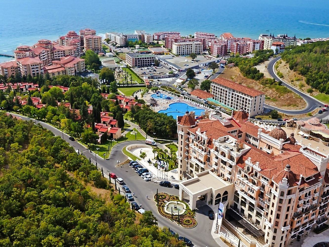 Světlý apartmán s jednou ložnicí, velkou terasou a výhledem do zeleně v Elenite
