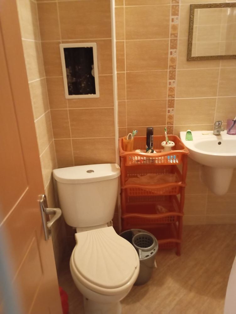 Plně zařízený dvoupokojový apartmán 200 m od pláže v Ravdě – klid, zeleň a komfort v menším komplexu