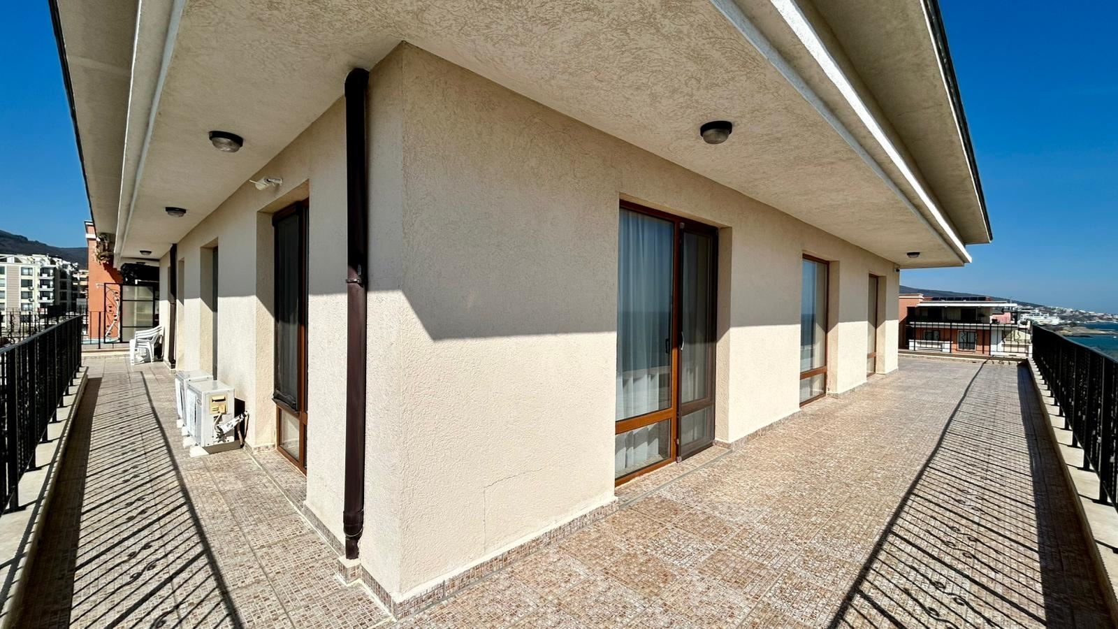Sveti Vlas – apartmán se třemi ložnicemi s přímým panoramatickým výhledem na moře v komplexu na první linii