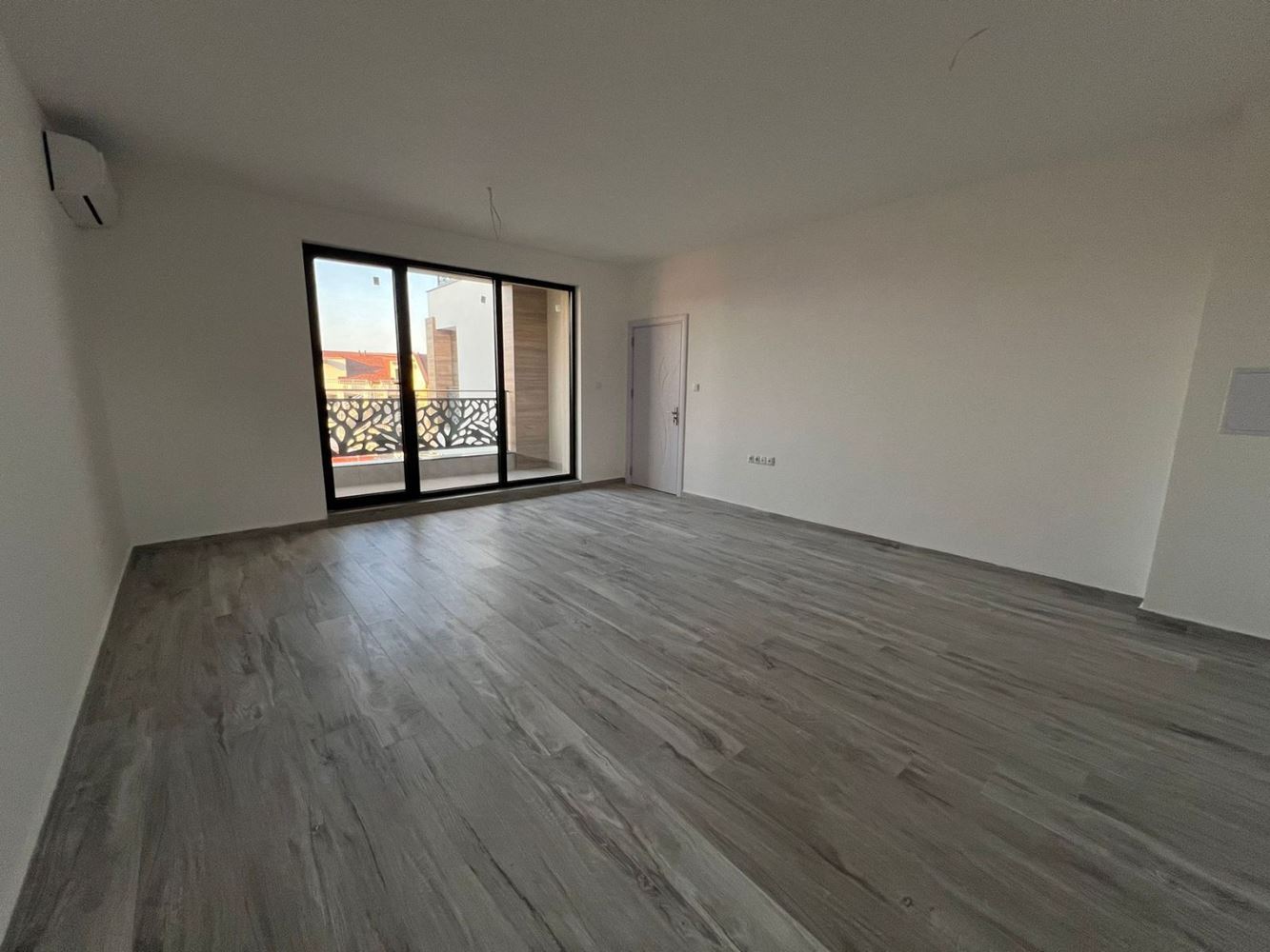 Nový dvoupokojový apartmán v Sozopolu – luxusní nemovitost bez poplatku za údržbu; připravený k vybavení