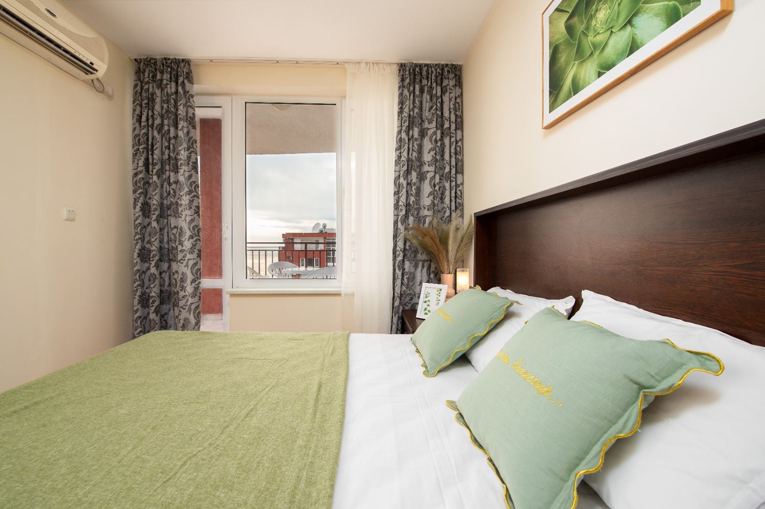 Stylový apartmán se dvěma ložnicemi v první linii s přímým výhledem na moře ve Sveti Vlas – prostor, luxus a plné vybavení