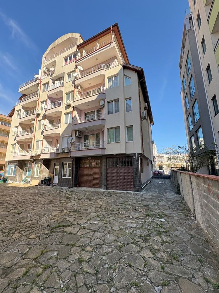 Jedinečný dvoupokojový apartmán v samém centru Pomorie – pouhých 100 metrů od pláže!